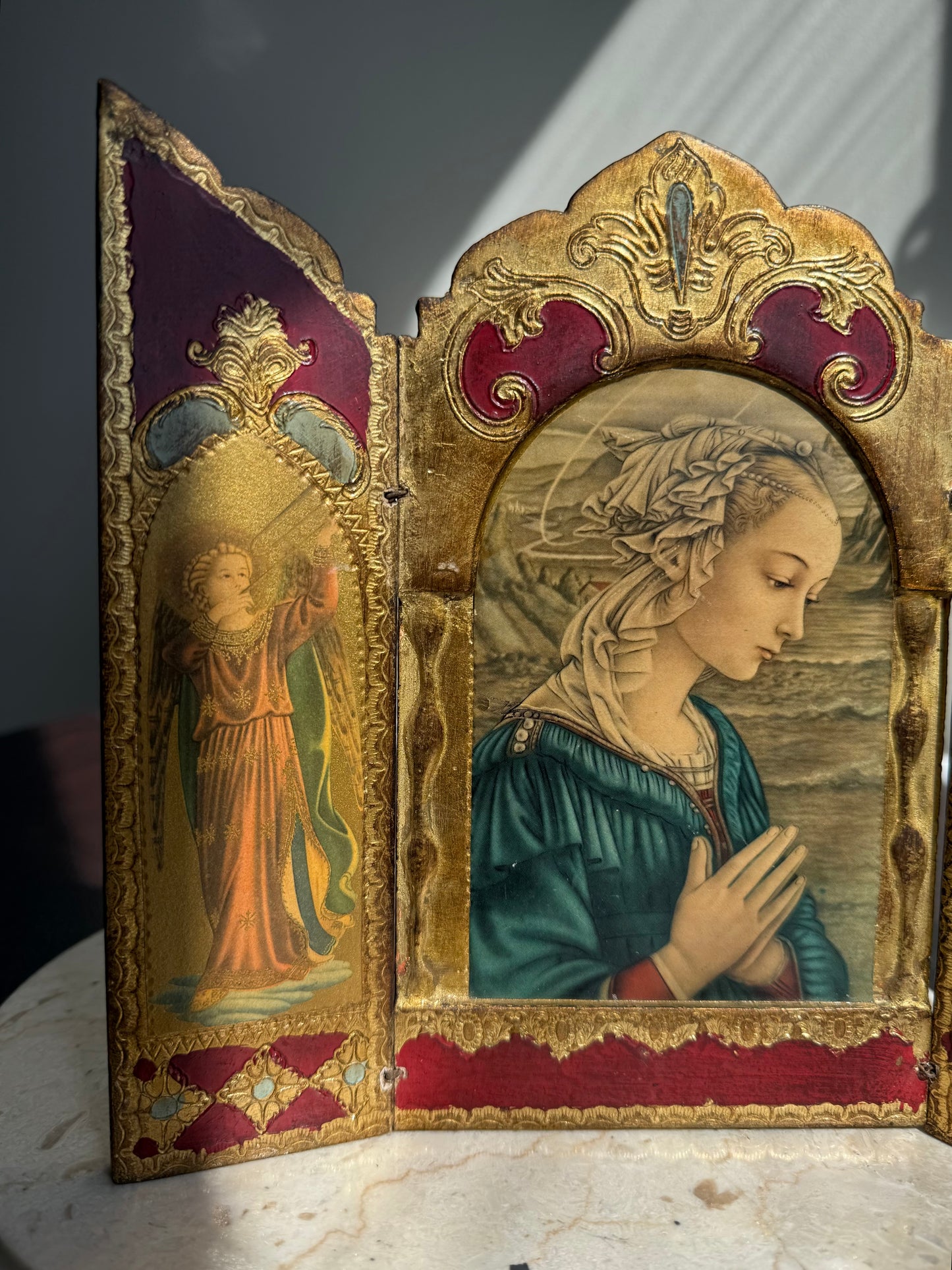 Florentine Religious Vintage Triptych with a Printed Image of a Praying Madonna, Gilt and Wood, Made in Italy