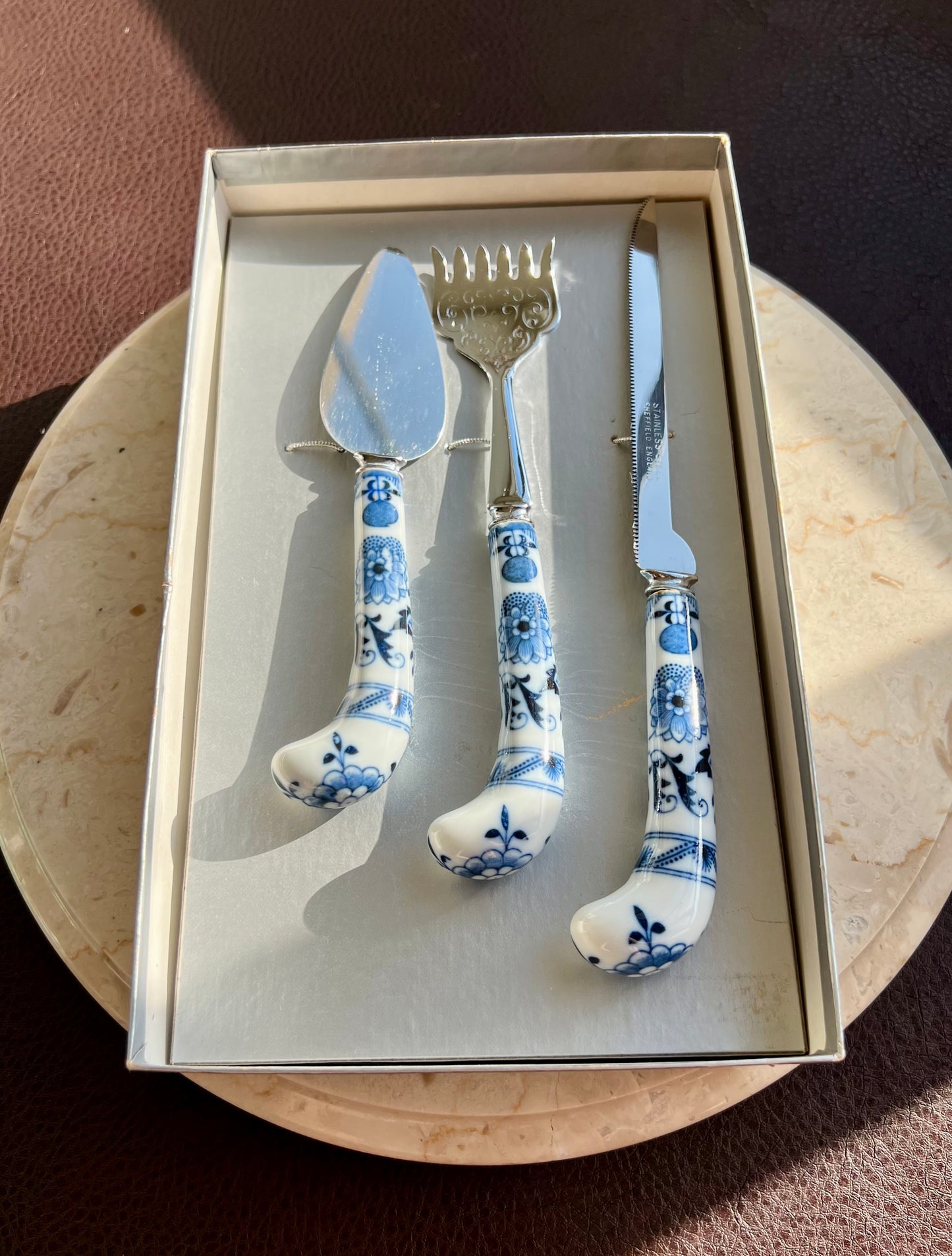 Sheffield England Bagel & Lox Vintage Set it’s in Original Box, Blue and White Porcelain Handle with Blade (3 piece)