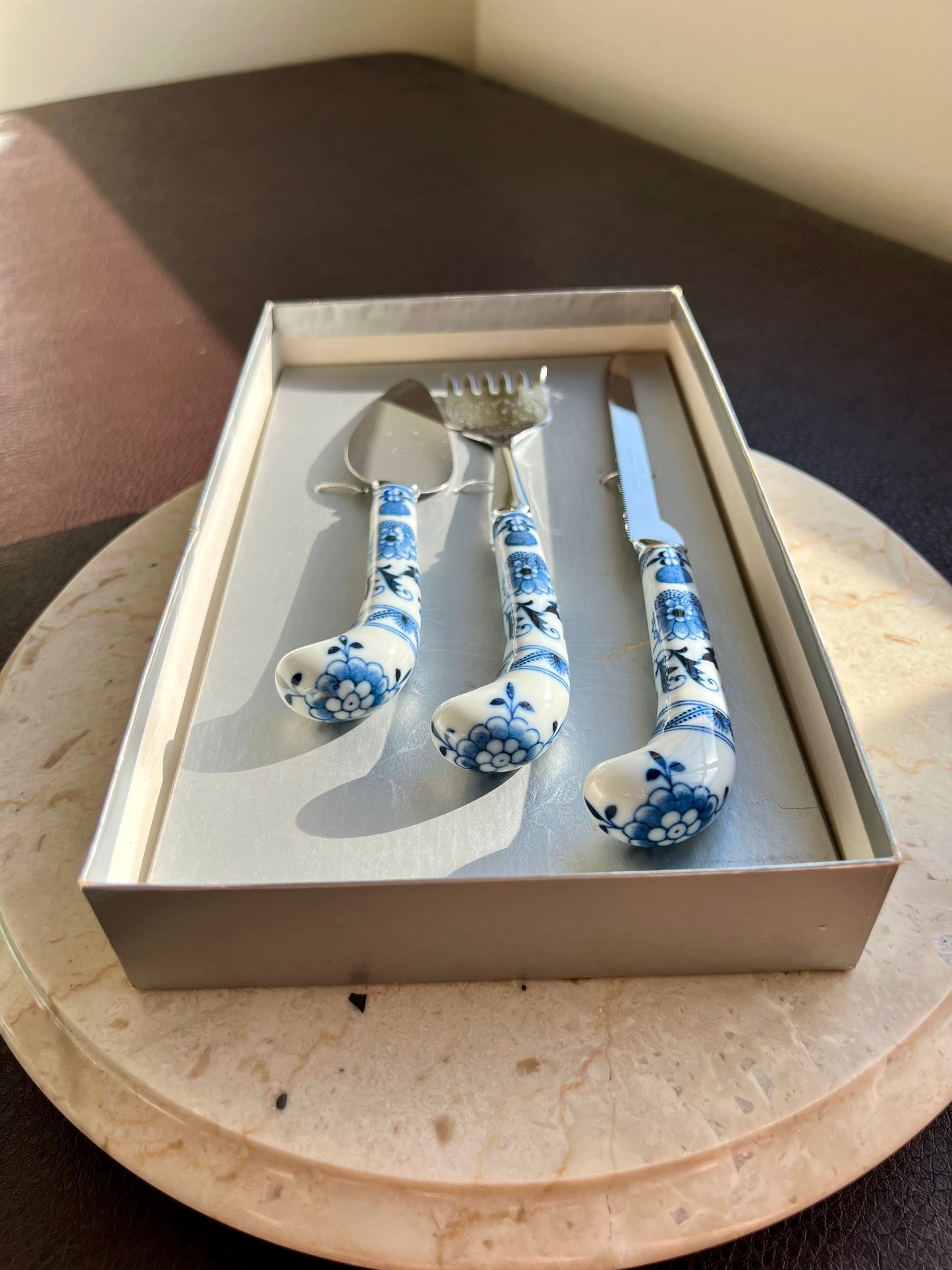 Sheffield England Bagel & Lox Vintage Set it’s in Original Box, Blue and White Porcelain Handle with Blade (3 piece)
