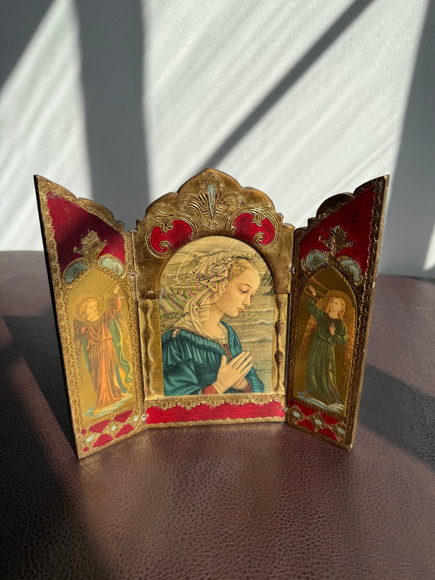 Florentine Religious Vintage Triptych with a Printed Image of a Praying Madonna, Gilt and Wood, Made in Italy