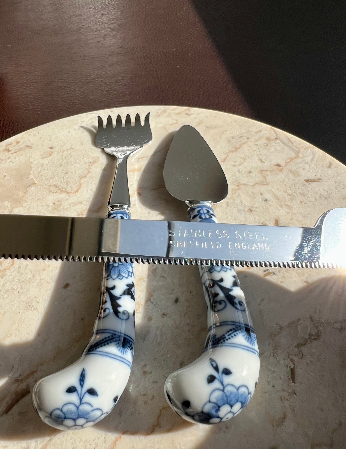Sheffield England Bagel & Lox Vintage Set it’s in Original Box, Blue and White Porcelain Handle with Blade (3 piece)