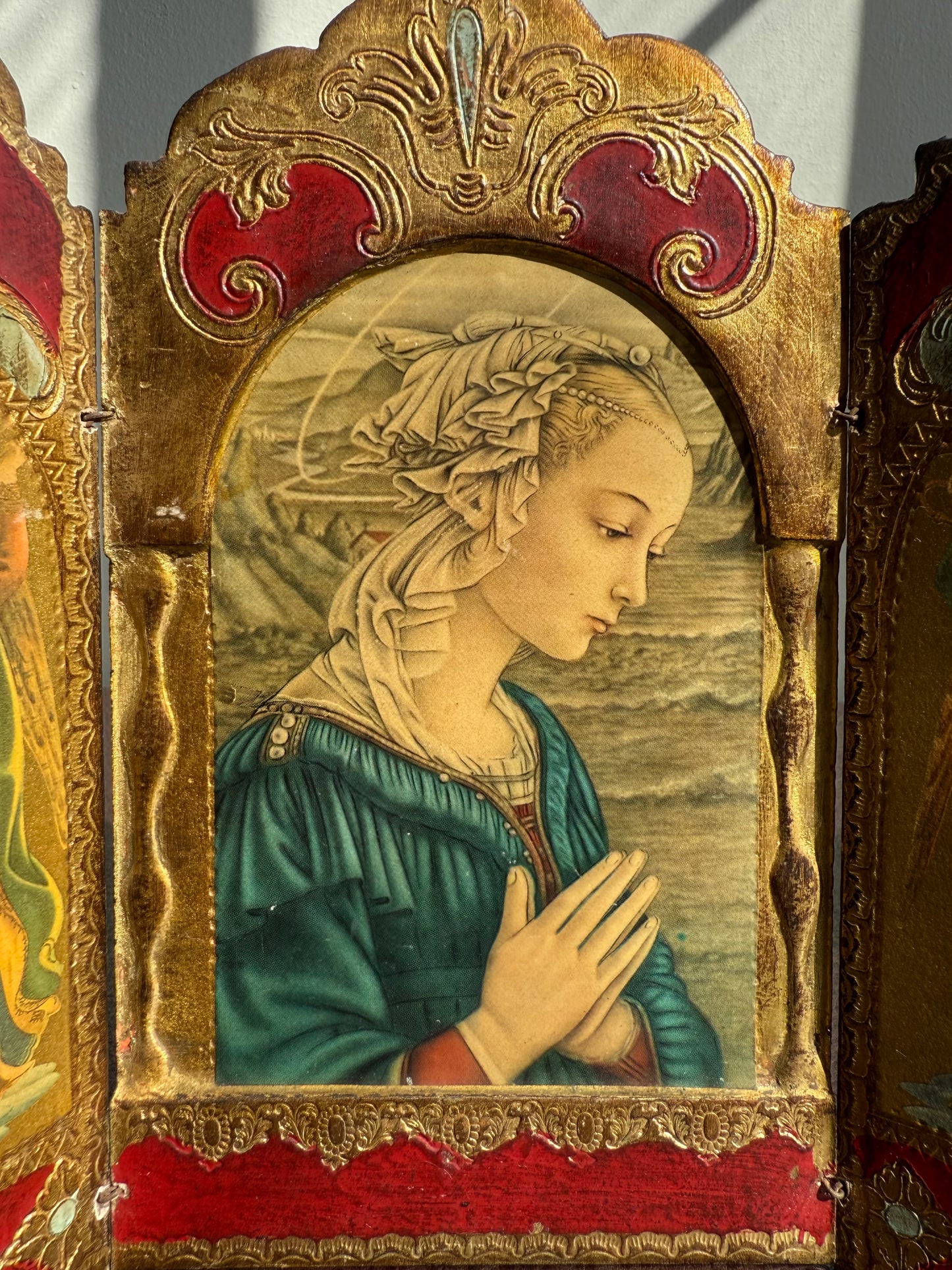 Florentine Religious Vintage Triptych with a Printed Image of a Praying Madonna, Gilt and Wood, Made in Italy