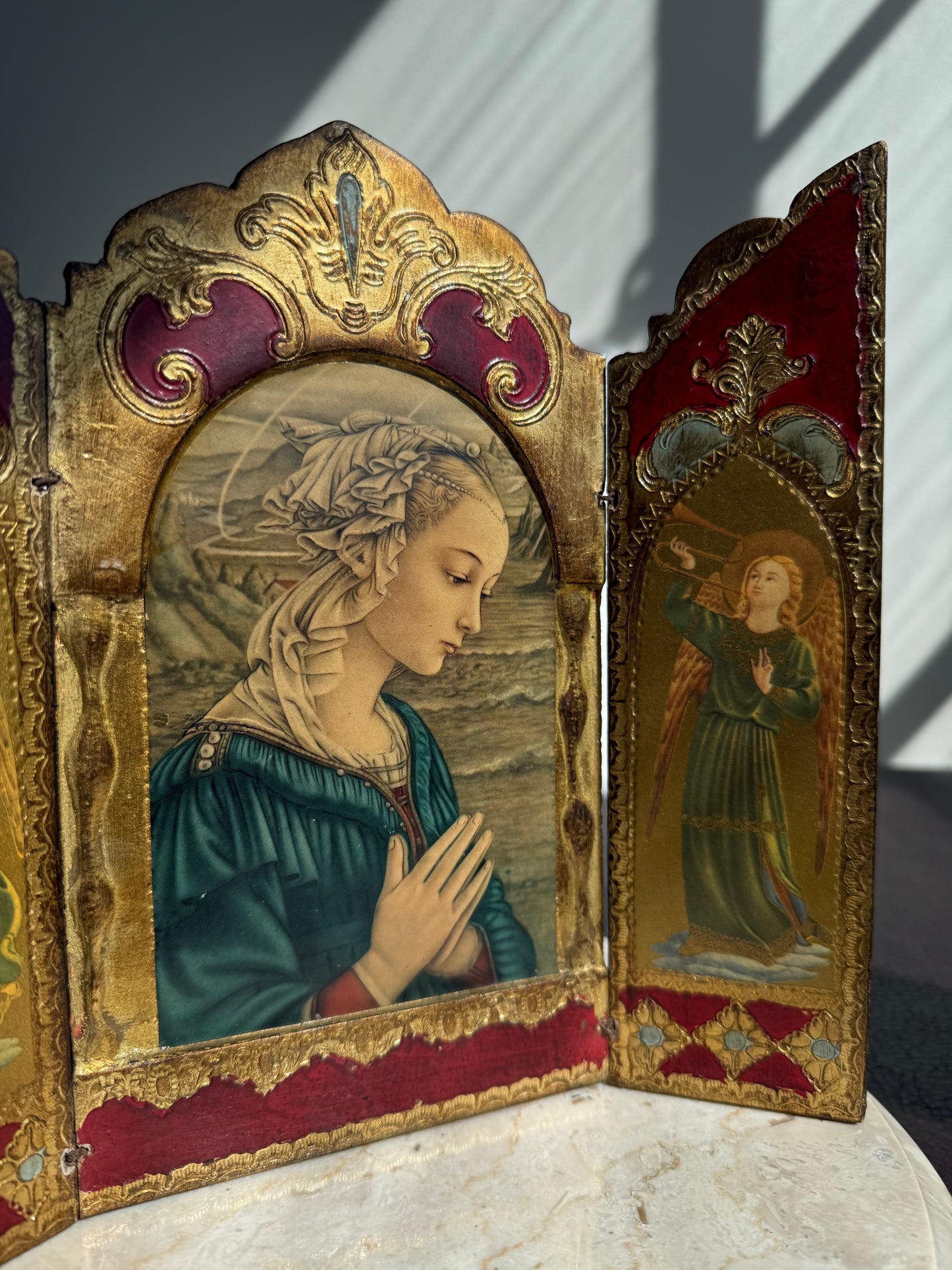 Florentine Religious Vintage Triptych with a Printed Image of a Praying Madonna, Gilt and Wood, Made in Italy