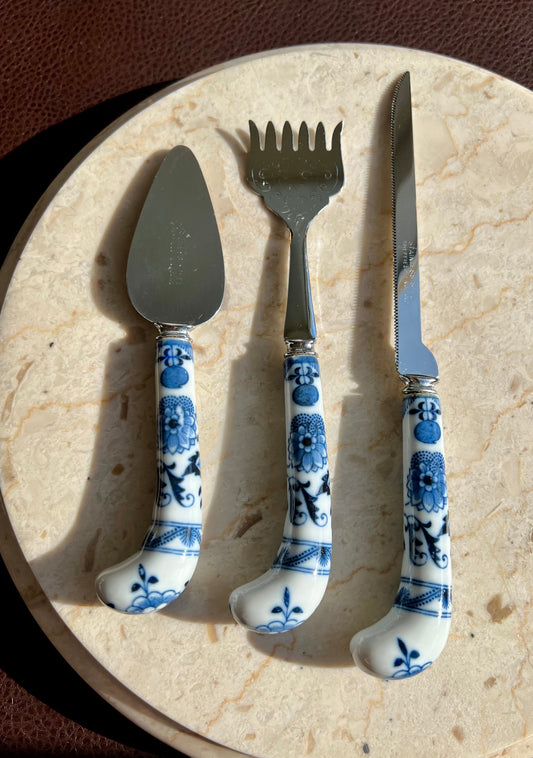 Sheffield England Bagel & Lox Vintage Set it’s in Original Box, Blue and White Porcelain Handle with Blade (3 piece)