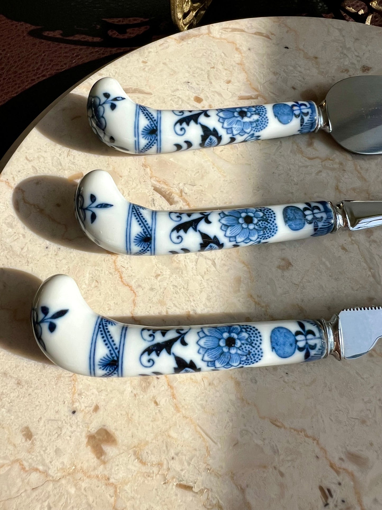 Sheffield England Bagel & Lox Vintage Set it’s in Original Box, Blue and White Porcelain Handle with Blade (3 piece)
