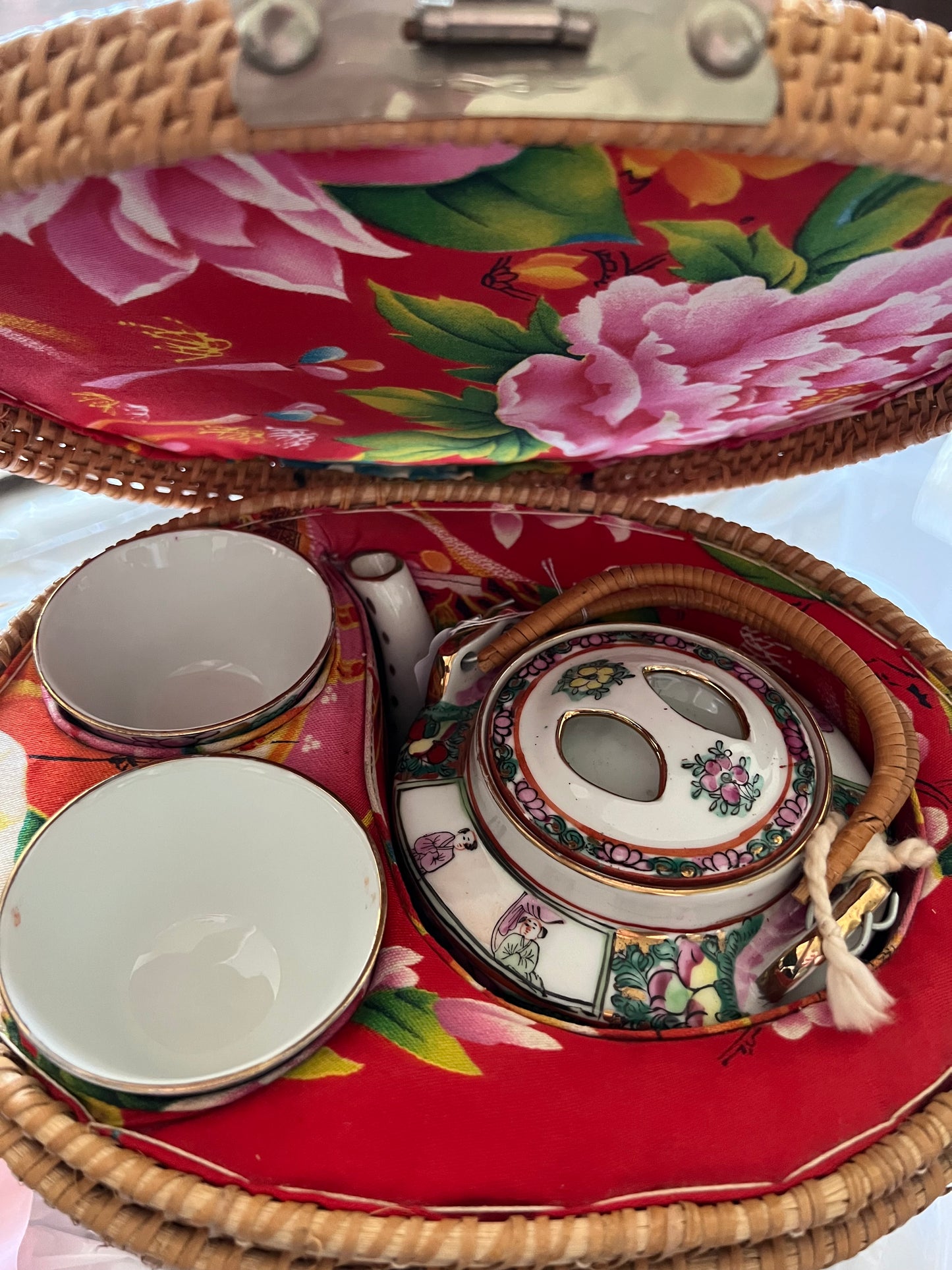 Rose Medallion Chinese Woven Tea Basket with 2 Cups & a Teapot, Antique/ Vintage