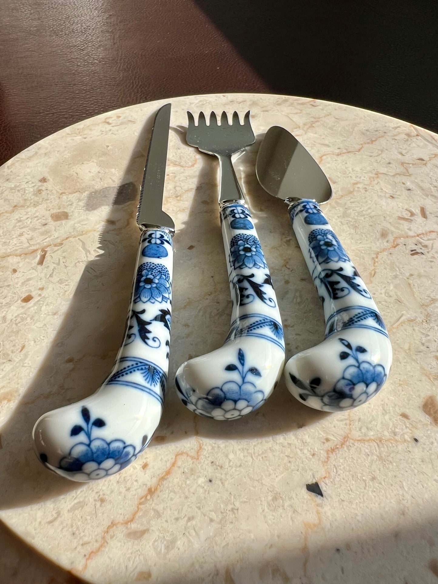 Sheffield England Bagel & Lox Vintage Set it’s in Original Box, Blue and White Porcelain Handle with Blade (3 piece)