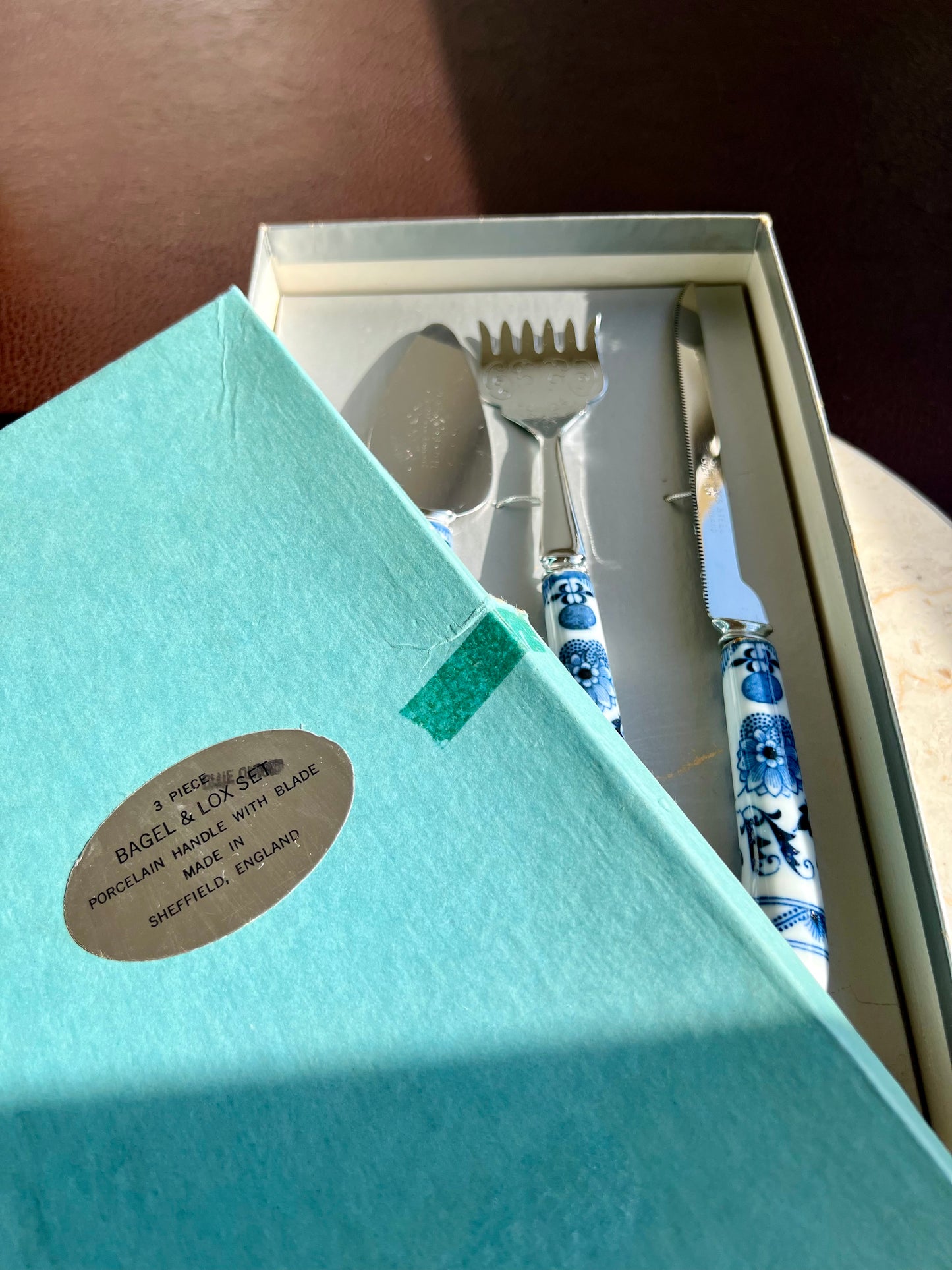 Sheffield England Bagel & Lox Vintage Set it’s in Original Box, Blue and White Porcelain Handle with Blade (3 piece)