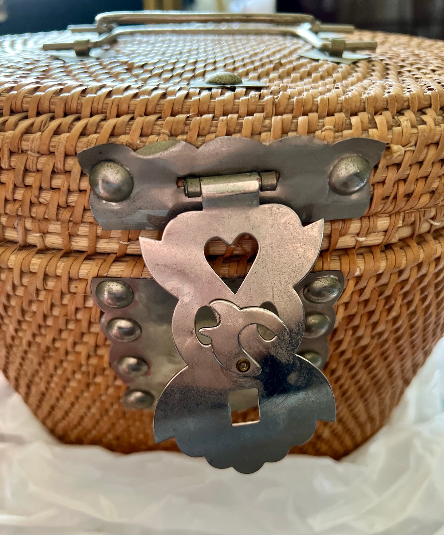 Rose Medallion Chinese Woven Tea Basket with 2 Cups & a Teapot, Antique/ Vintage