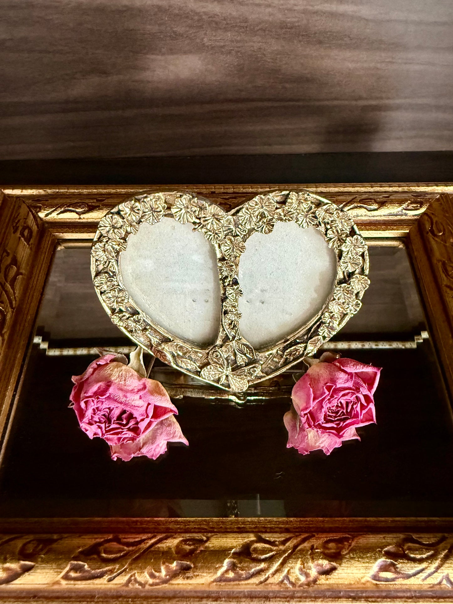 Heart Shaped Vintage Mini Double Photo Frame with Flowers and Butterfly Decoration on the Front