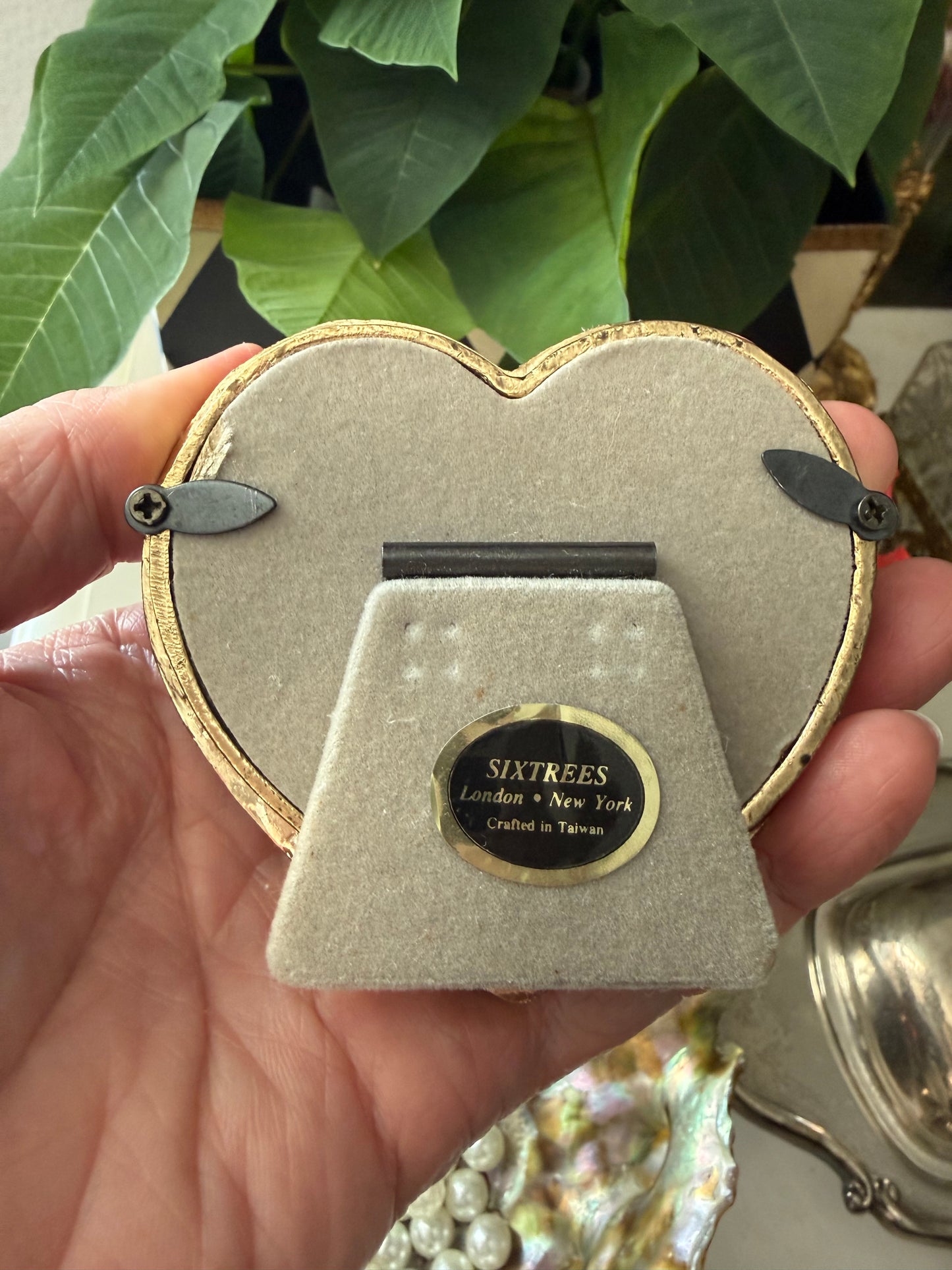 Heart Shaped Vintage Mini Double Photo Frame with Flowers and Butterfly Decoration on the Front