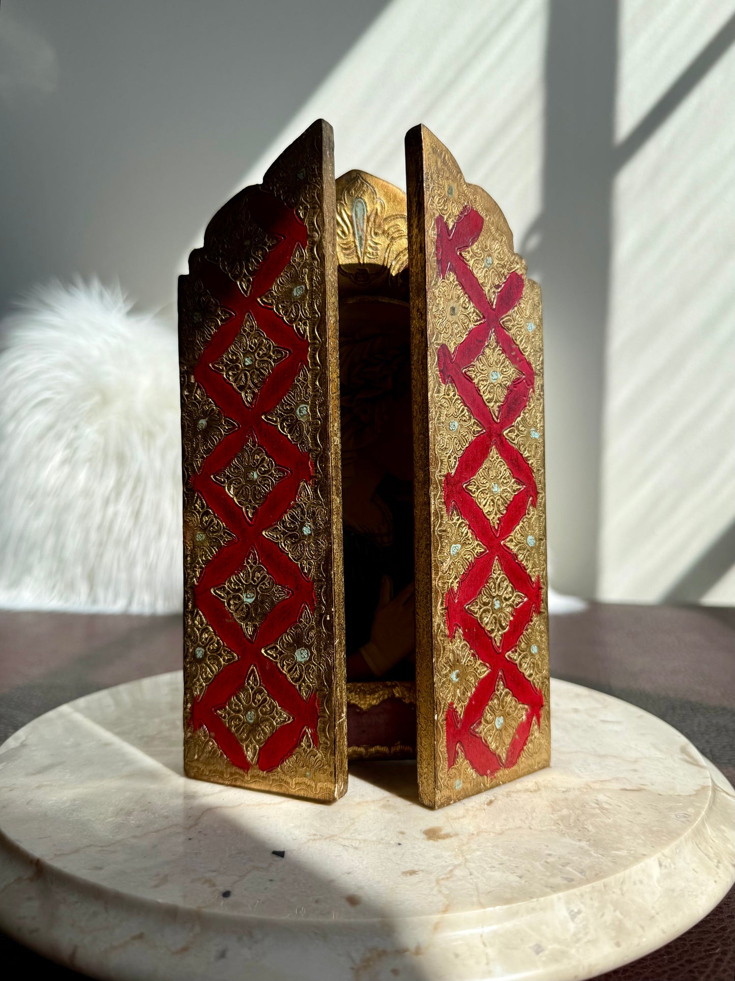 Florentine Religious Vintage Triptych with a Printed Image of a Praying Madonna, Gilt and Wood, Made in Italy