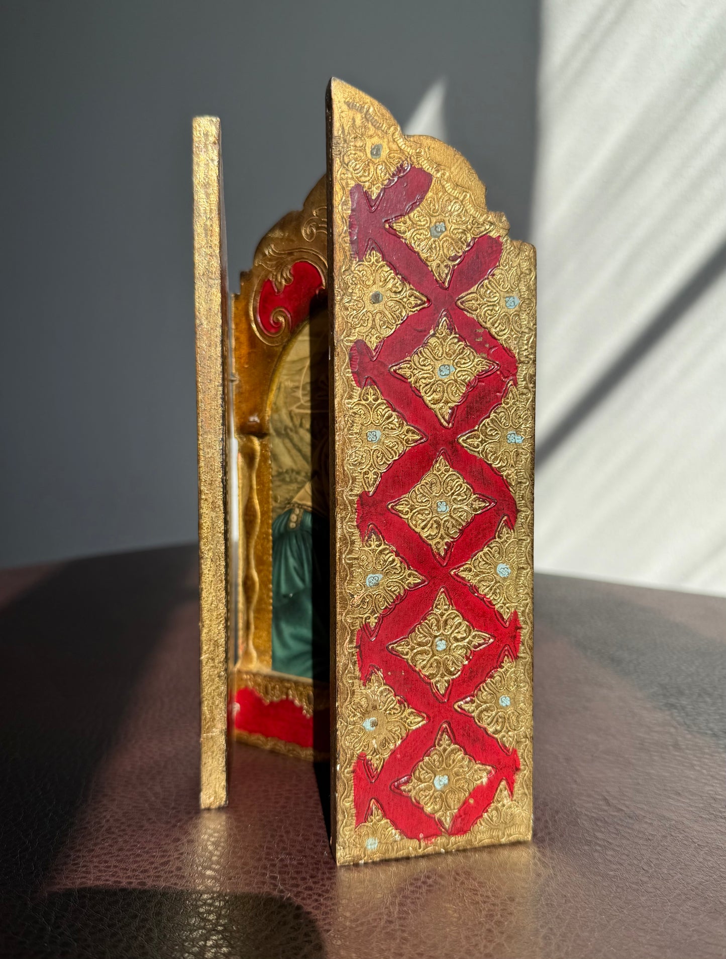 Florentine Religious Vintage Triptych with a Printed Image of a Praying Madonna, Gilt and Wood, Made in Italy