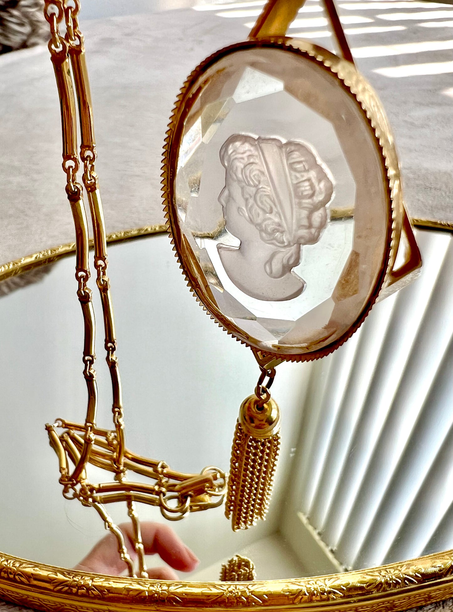 Gold tone glass Intaglio cameo pendant vintage necklace