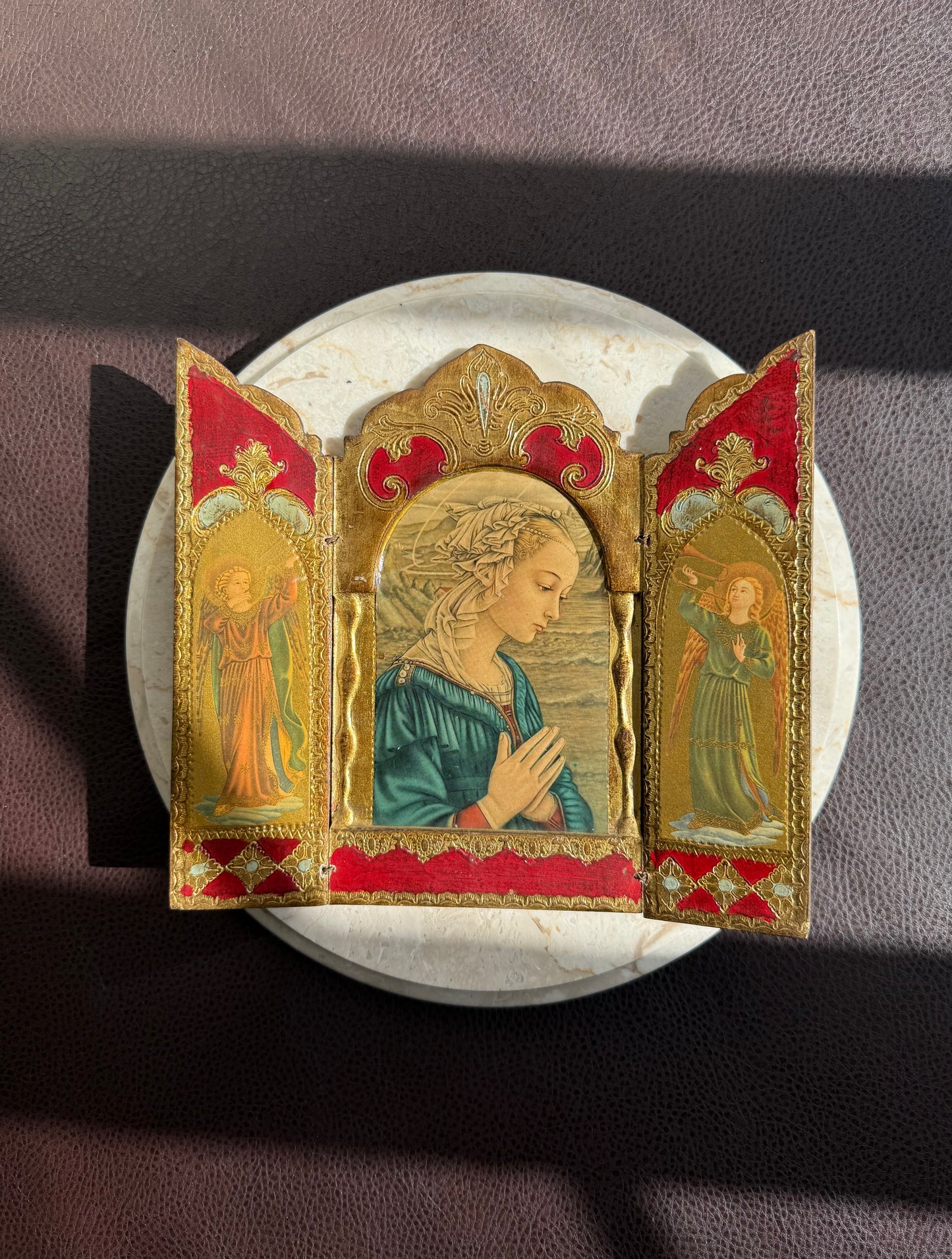 Florentine Religious Vintage Triptych with a Printed Image of a Praying Madonna, Gilt and Wood, Made in Italy