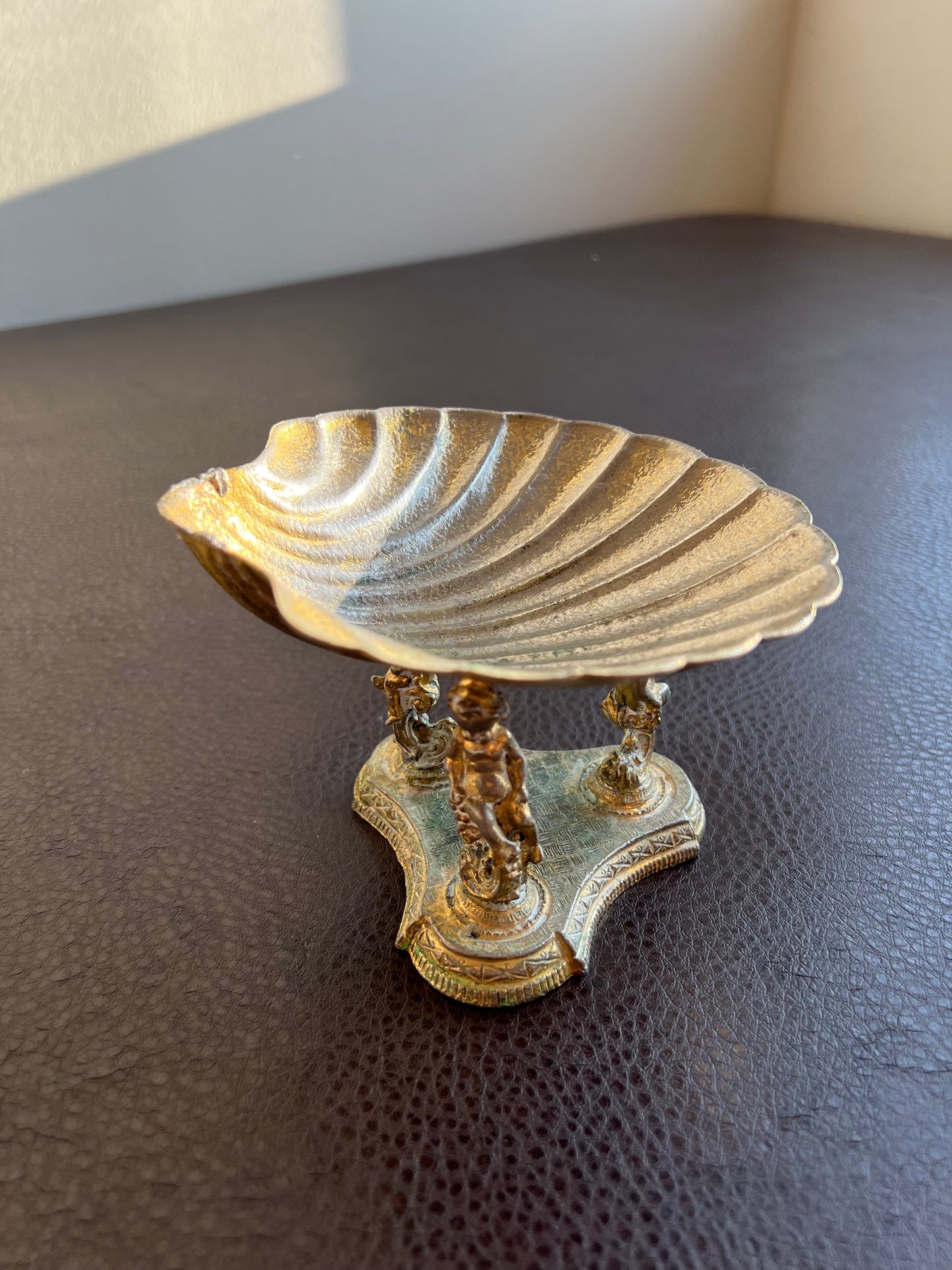 StyleBuilt Vintage Brass Elegant Scallop Shell Soap Dish/ Jewelry Holder, with Gilded Cherubs