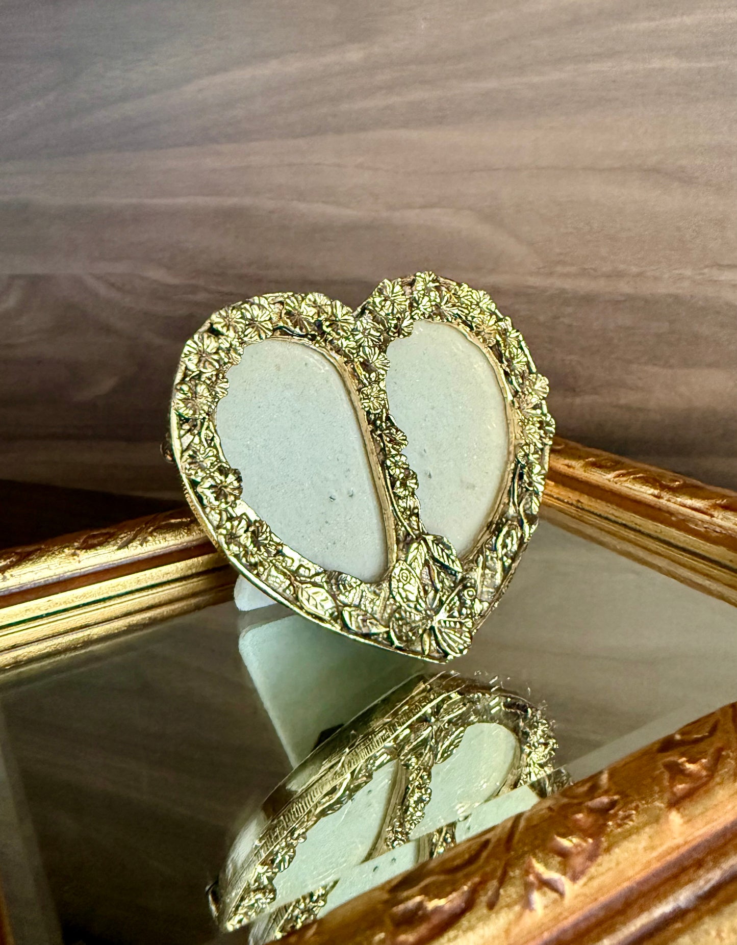 Heart Shaped Vintage Mini Double Photo Frame with Flowers and Butterfly Decoration on the Front