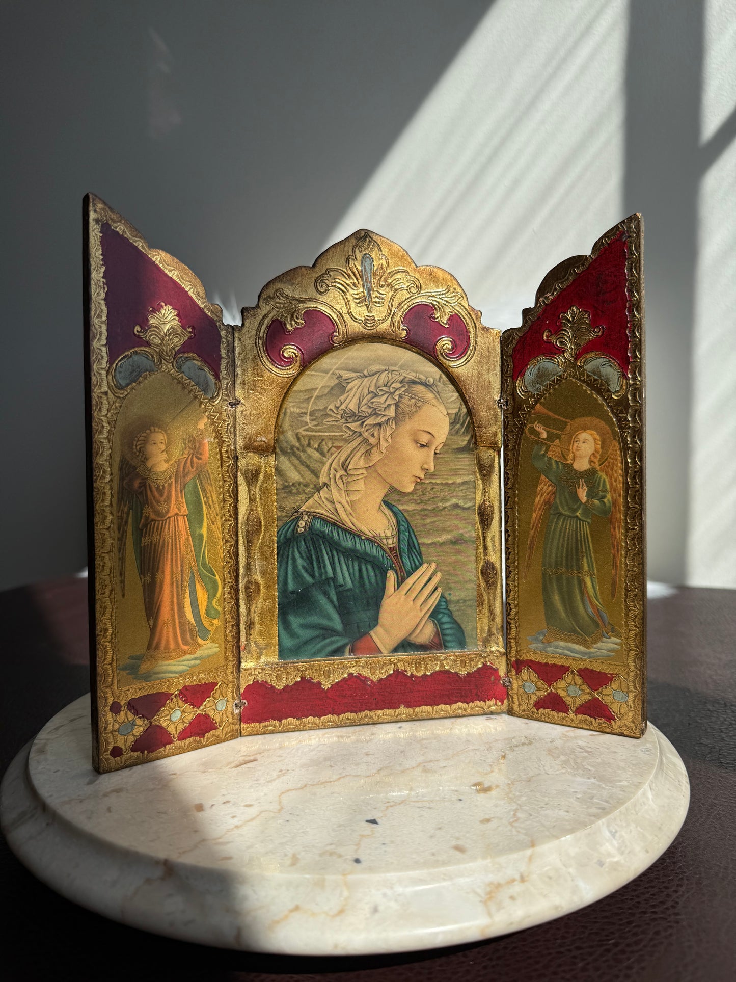 Florentine Religious Vintage Triptych with a Printed Image of a Praying Madonna, Gilt and Wood, Made in Italy