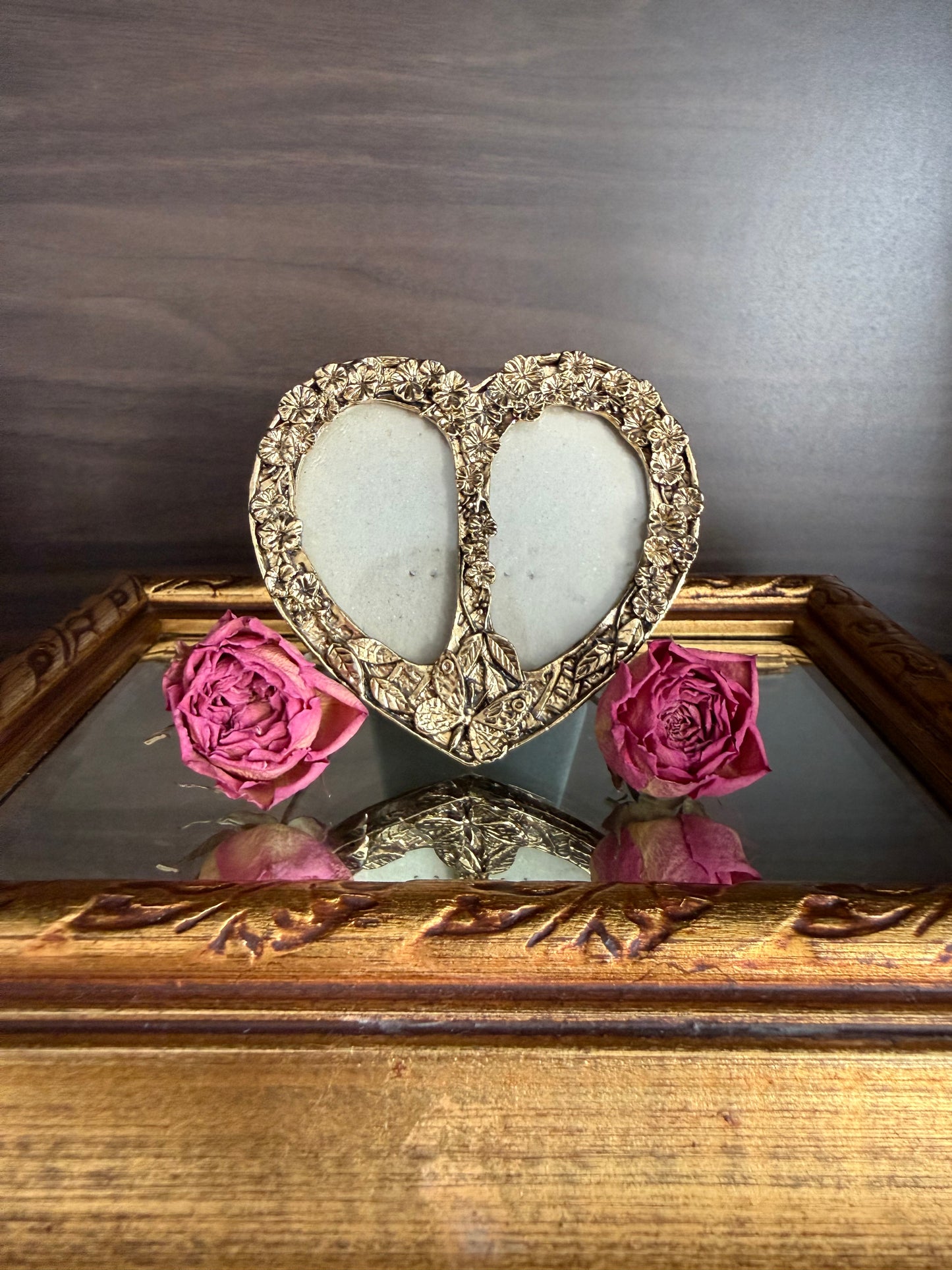 Heart Shaped Vintage Mini Double Photo Frame with Flowers and Butterfly Decoration on the Front