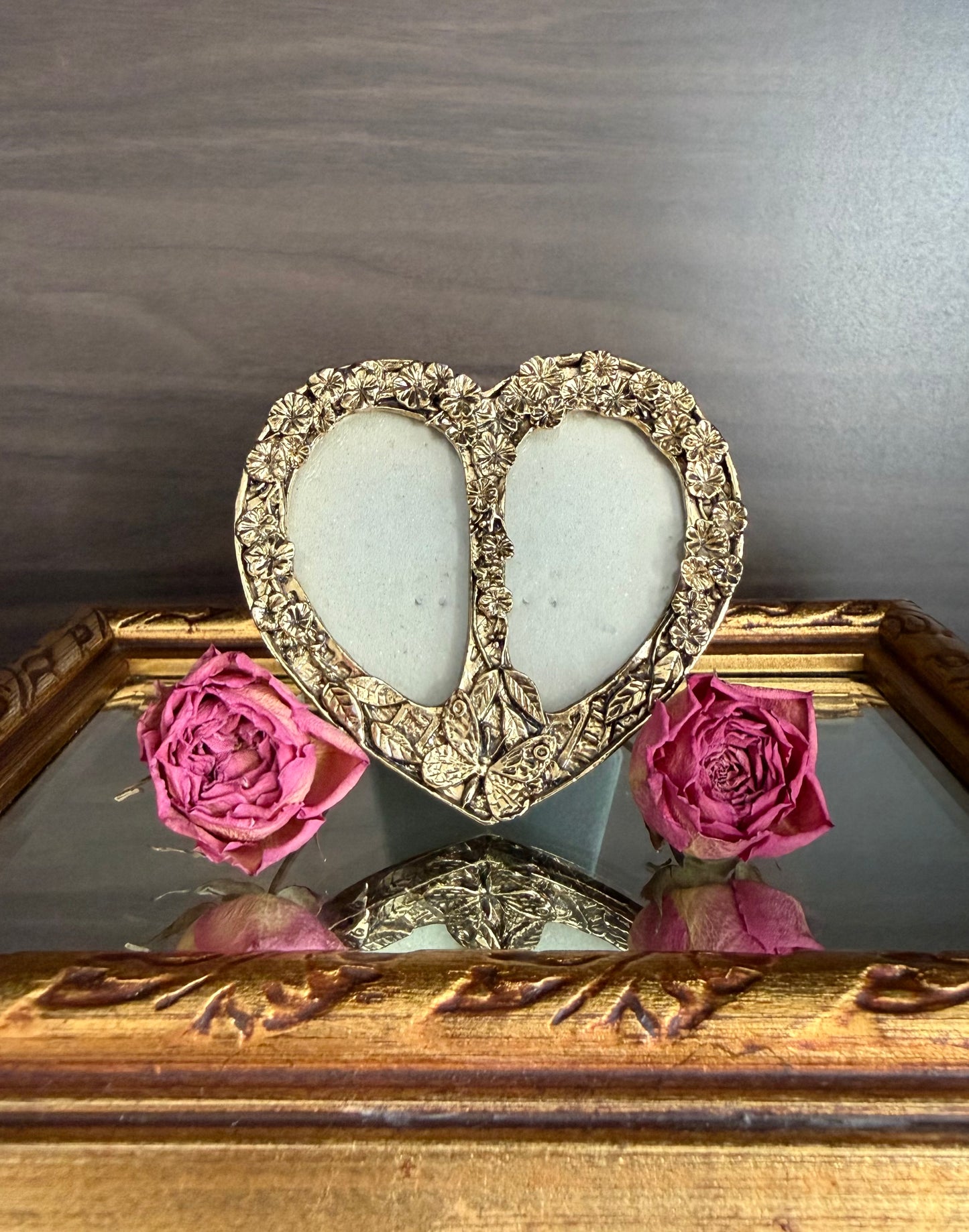 Heart Shaped Vintage Mini Double Photo Frame with Flowers and Butterfly Decoration on the Front