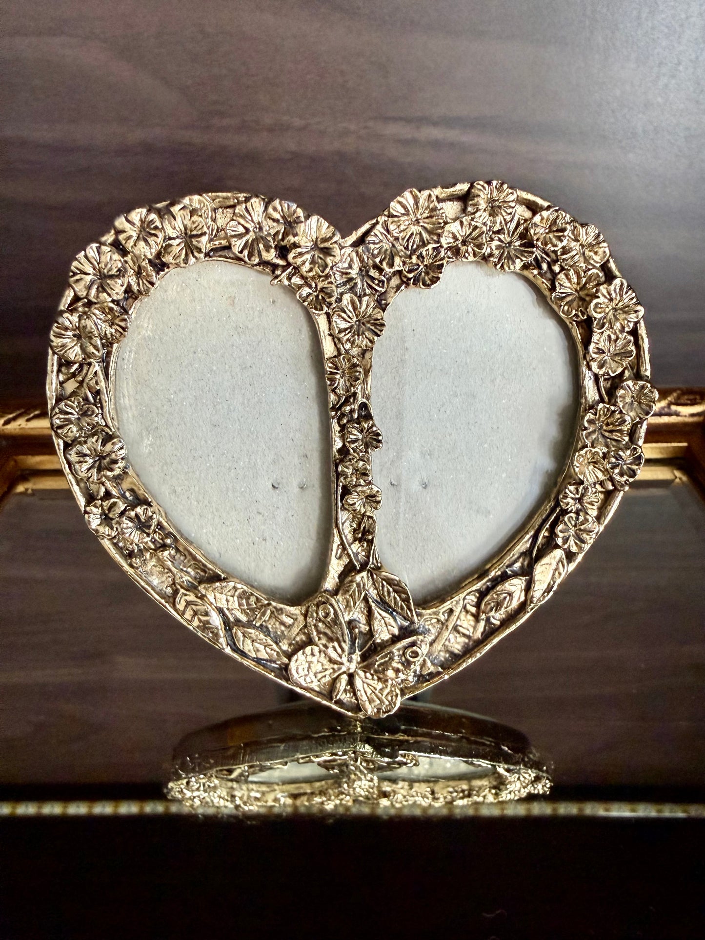 Heart Shaped Vintage Mini Double Photo Frame with Flowers and Butterfly Decoration on the Front