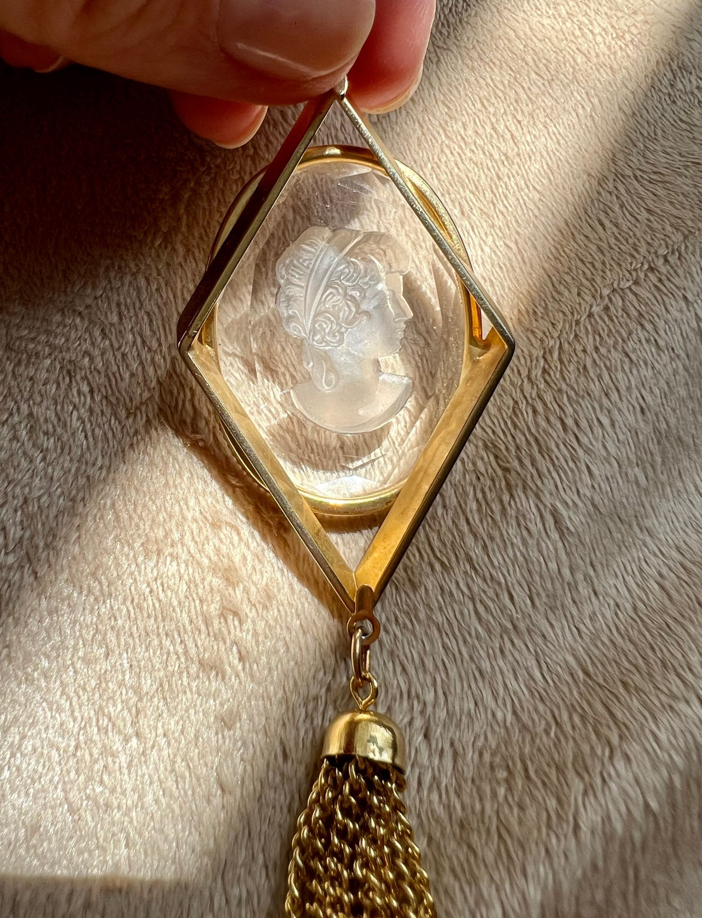 Gold tone glass Intaglio cameo pendant vintage necklace