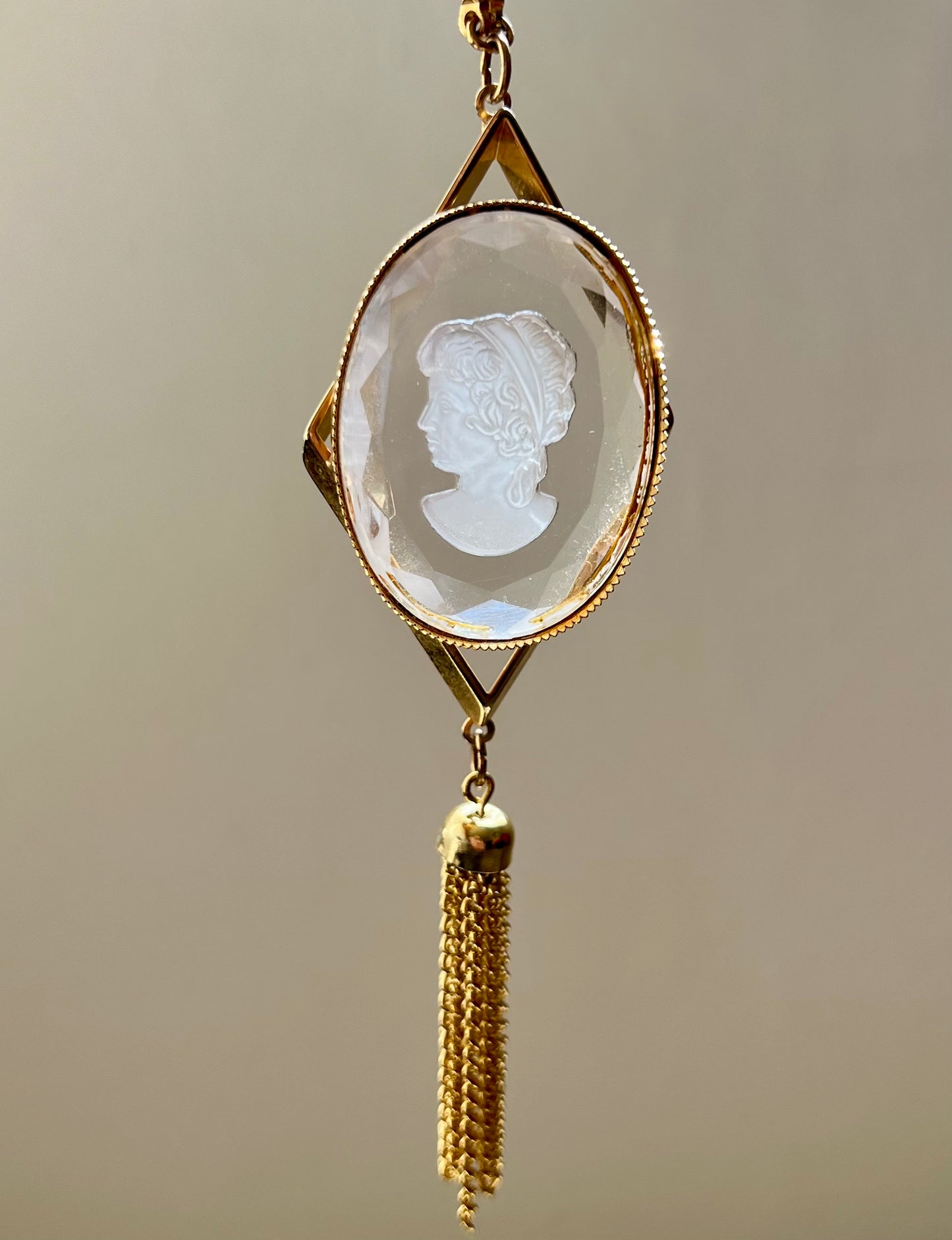 Gold tone glass Intaglio cameo pendant vintage necklace