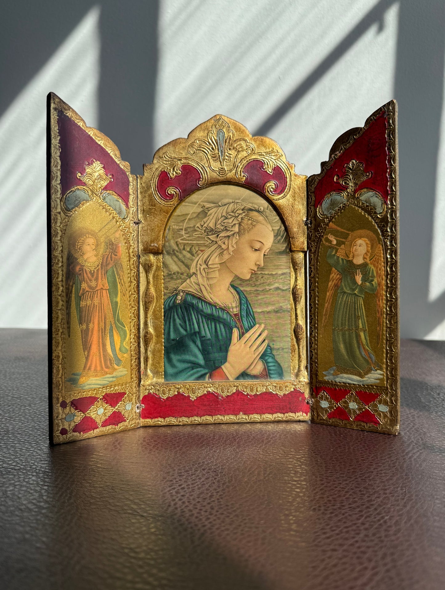 Florentine Religious Vintage Triptych with a Printed Image of a Praying Madonna, Gilt and Wood, Made in Italy