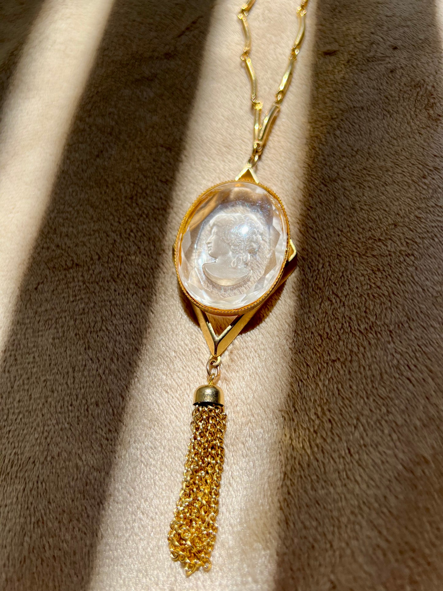 Gold tone glass Intaglio cameo pendant vintage necklace